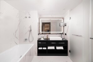 Eco-friendly toiletries, hair dryer, bathrobes, slippers - Kempinski Hotel Corvinus Budapest (Budapest)