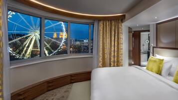 Suite ejecutiva | Ropa de cama de alta calidad, edredón, camas con pillow-top y minibar