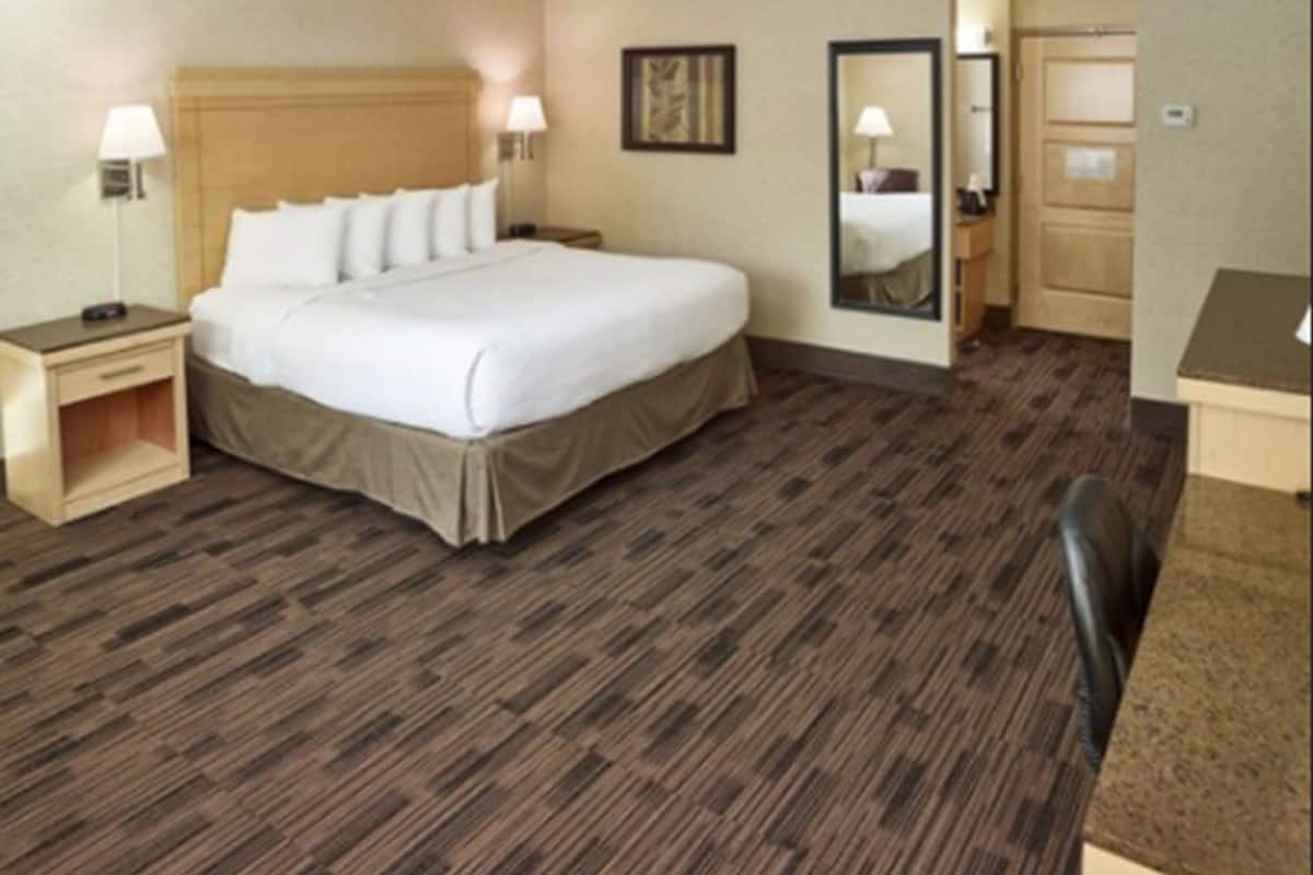 Premium bedding, pillowtop beds, in-room safe, desk