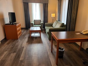 Deluxe Suite, 1 King Bed, Non Smoking | Living area | Flat-screen TV, video-game console - La Quinta Inn by Wyndham Farmington (Farmington)