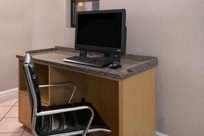 Business center - La Quinta Inn by Wyndham Farmington (Farmington)