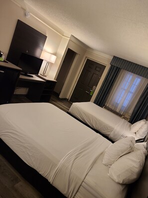 Deluxe Room, 2 Double Beds | Premium bedding, desk, soundproofing, iron/ironing board - La Quinta Inn by Wyndham Farmington (Farmington)