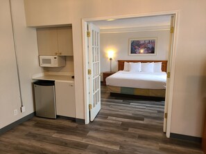 Deluxe Suite, 1 King Bed, Non Smoking | Premium bedding, desk, iron/ironing board, free cribs/infant beds
