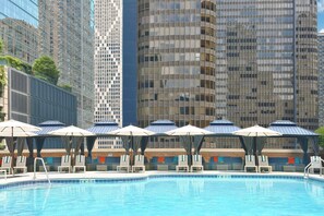 Outdoor pool, cabanas (surcharge), pool umbrellas - DoubleTree by Hilton Chicago - Magnificent Mile (Chicago)
