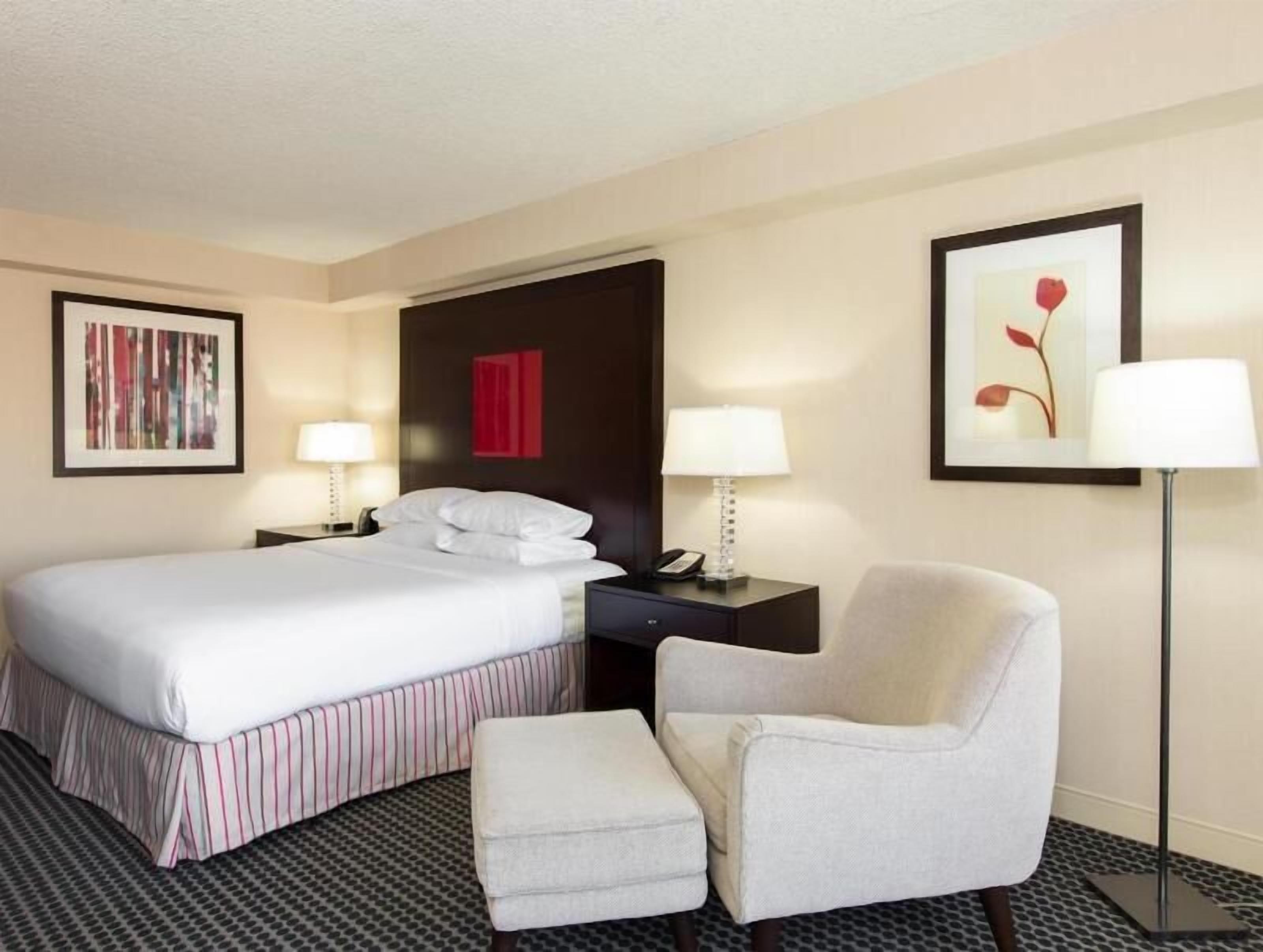 Hypo-allergenic bedding, in-room safe, desk, blackout drapes