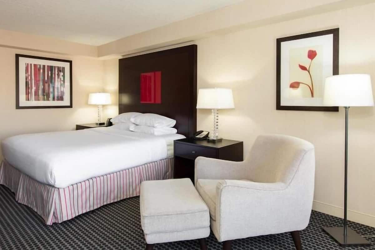 Hypo-allergenic bedding, in-room safe, desk, blackout drapes