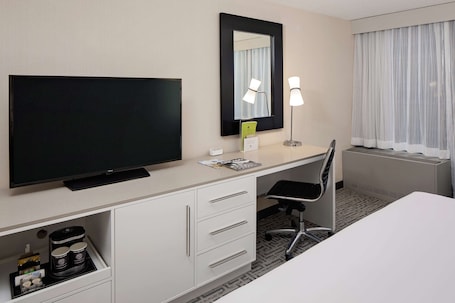 DoubleTree by Hilton Chicago Magnificent Mile - Image 52