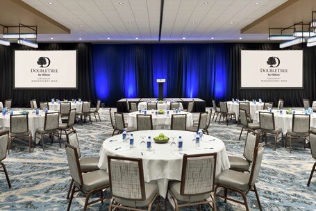 DoubleTree by Hilton Chicago Magnificent Mile - Image 58