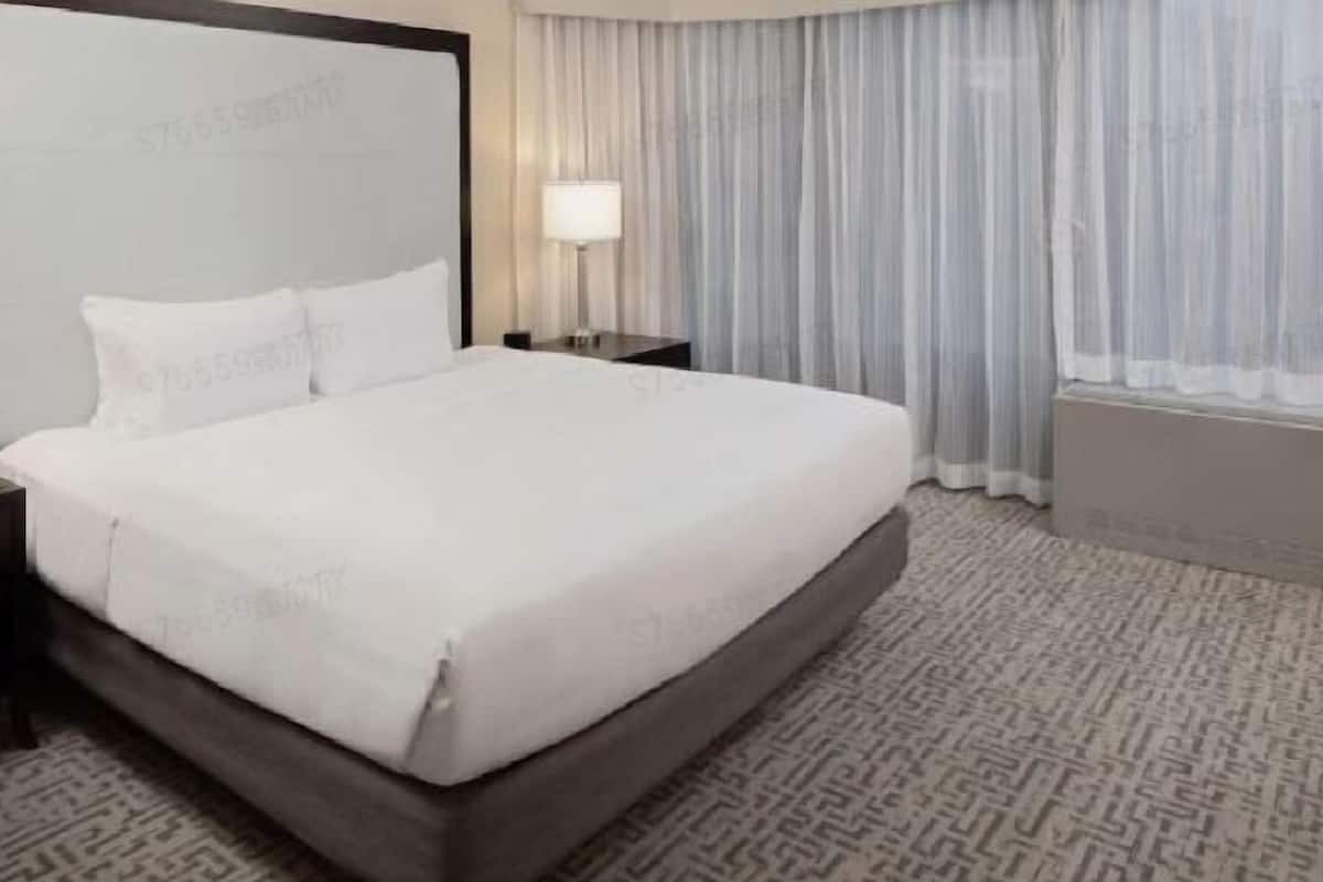 Hypo-allergenic bedding, in-room safe, desk, blackout curtains