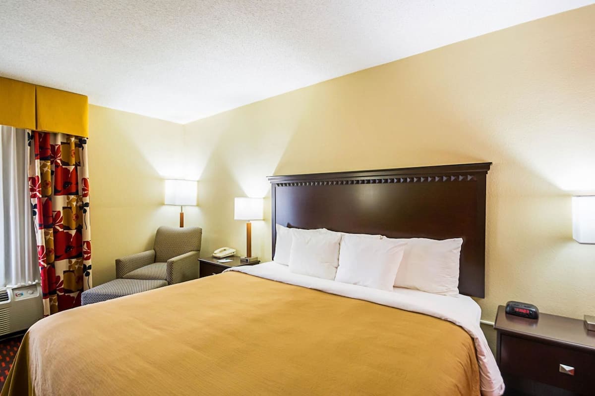 Premium bedding, pillowtop beds, in-room safe, desk