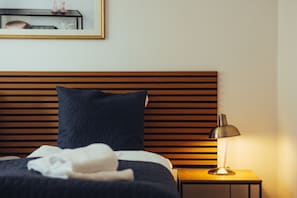 Escritorio, tabla de planchar con plancha, wifi gratis y ropa de cama