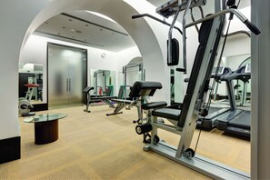 A gym with treadmills, weight machines, and a mirrored wall. - Best Western Plus Hotel Universo (Rome)
