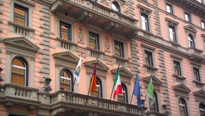 Un immeuble à plusieurs étages, doté d’une architecture classique, de balcons richement décorés et de nombreuses fenêtres.