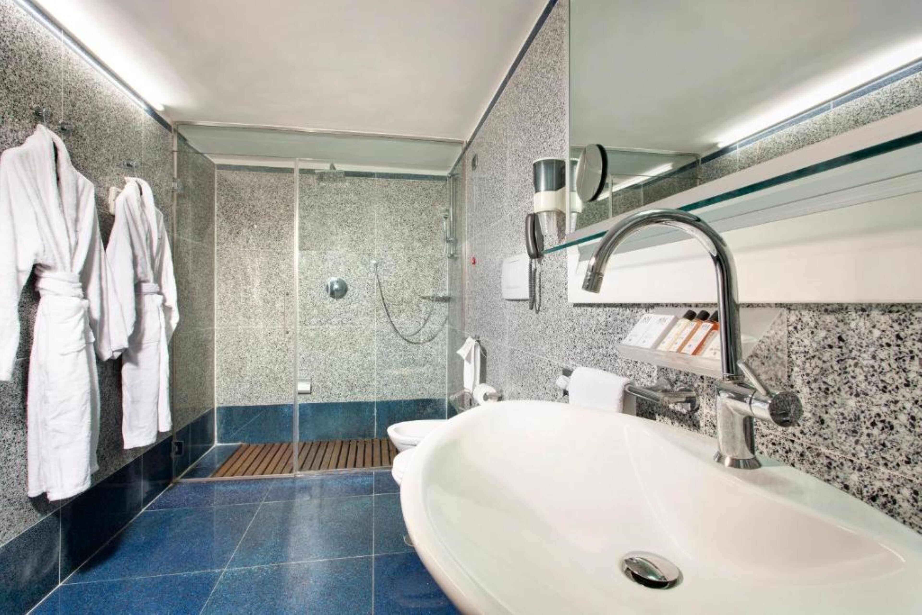 junior suite, 1 king bed | bathroom | shower, deep-soaking bathtub, hair dryer, bidet