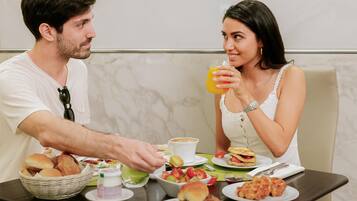 Petit déjeuner buffet (20 EUR par personne)