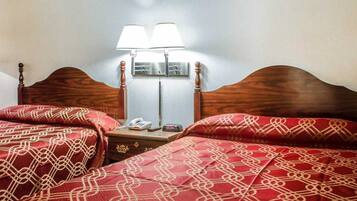 Caja de seguridad en la habitación y tabla de planchar con plancha