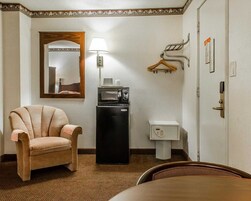 Caja fuerte, tabla de planchar con plancha, wifi gratis y ropa de cama