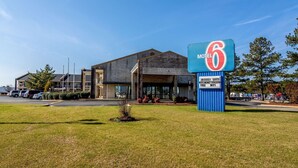 A motel with a large sign indicating it is number 6. - Motel 6 Kenly, NC (Kenly)