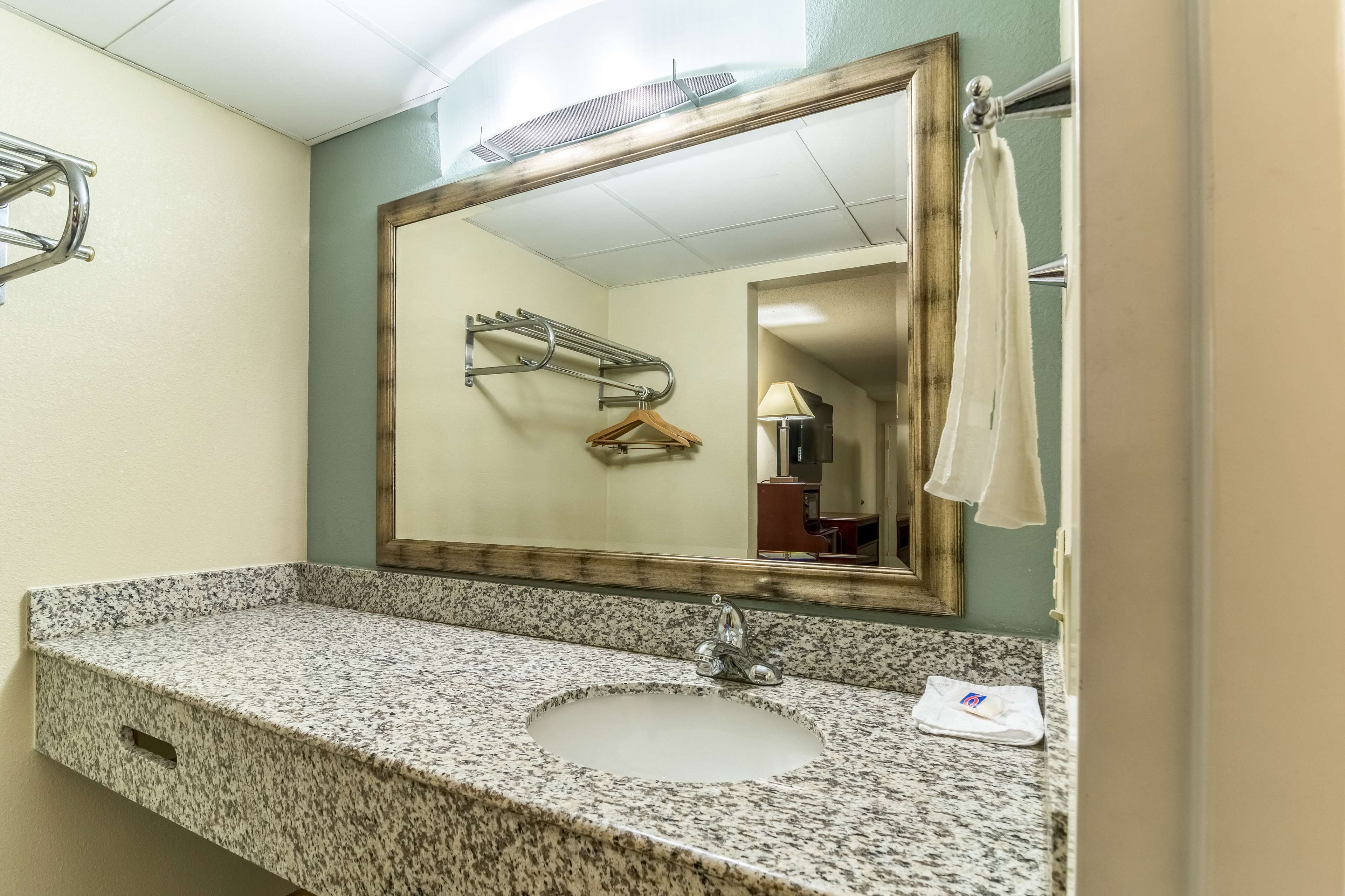 Bañera con ducha, toallas