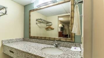 Bañera con ducha, toallas