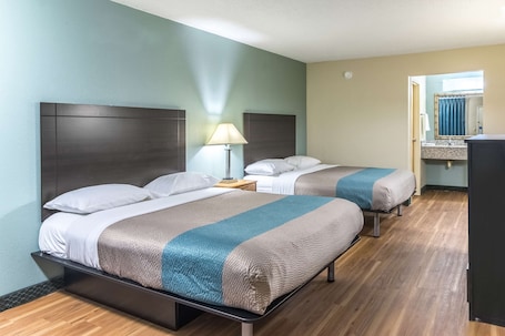 办公桌、遮光窗帘、免费 WiFi、床单. 北卡罗莱纳州肯利 6 号汽车旅馆