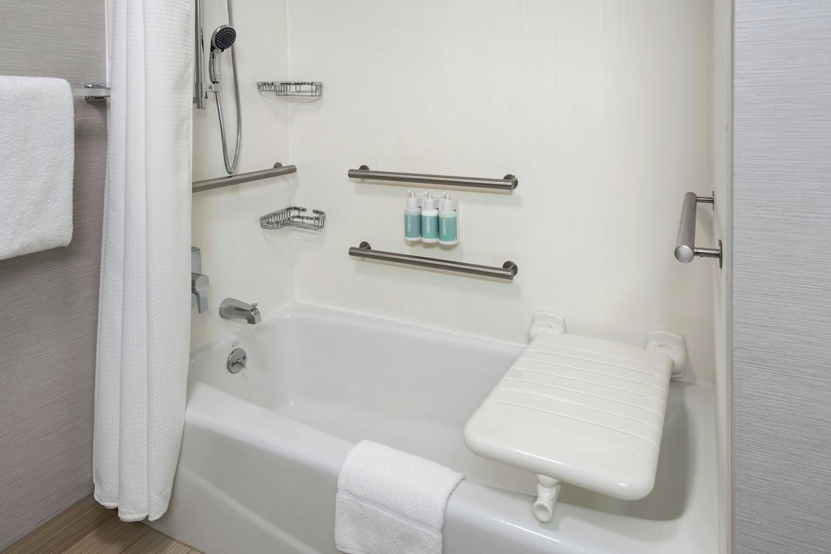 Ensemble douche/baignoire, articles de toilette gratuits, sĂšche-cheveux