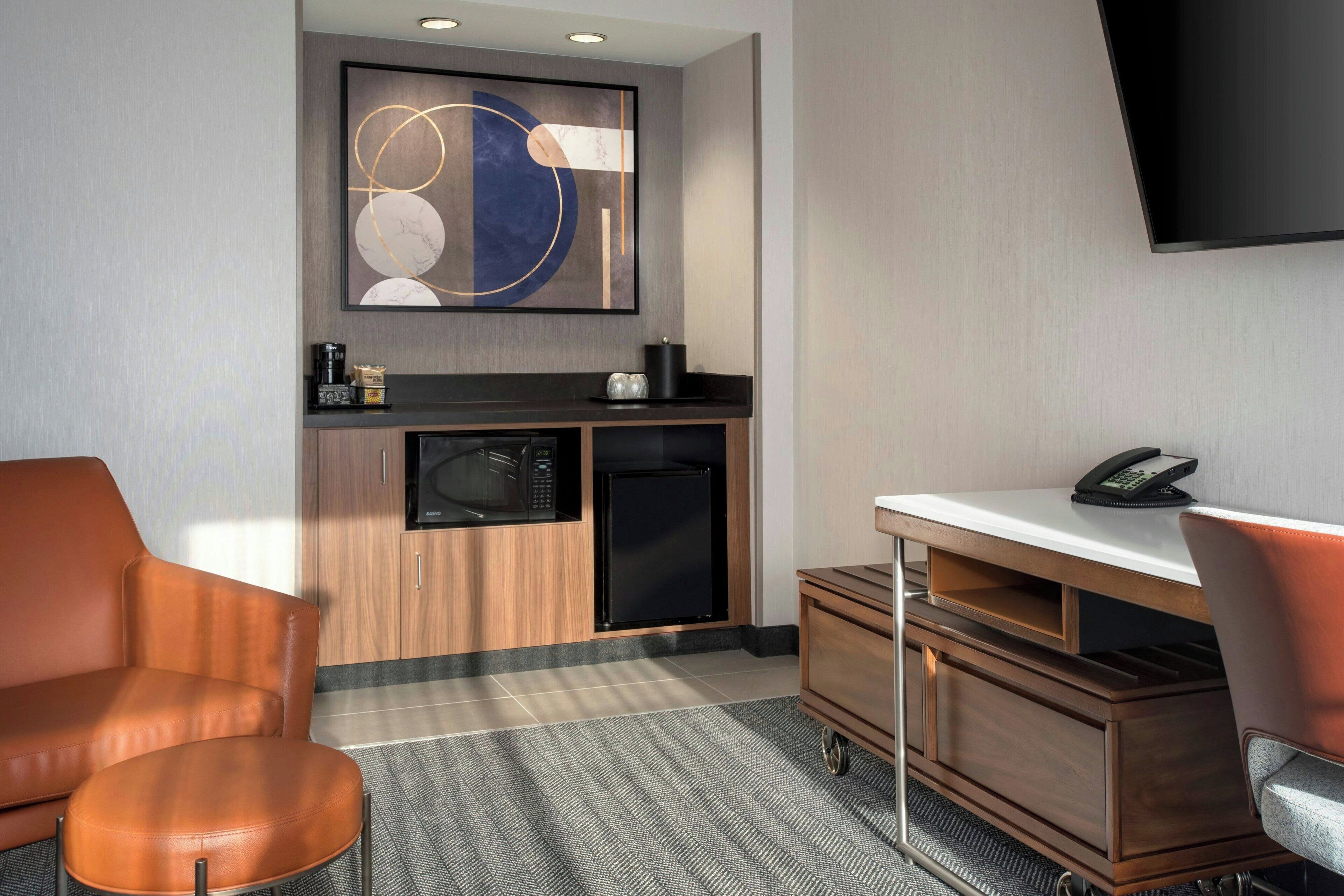 1 bedroom, premium bedding, desk, laptop workspace