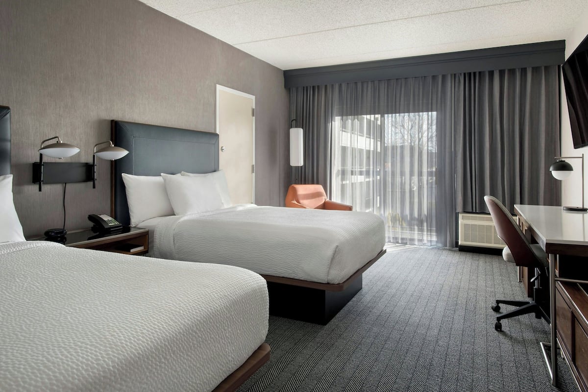 1 bedroom, premium bedding, desk, laptop workspace