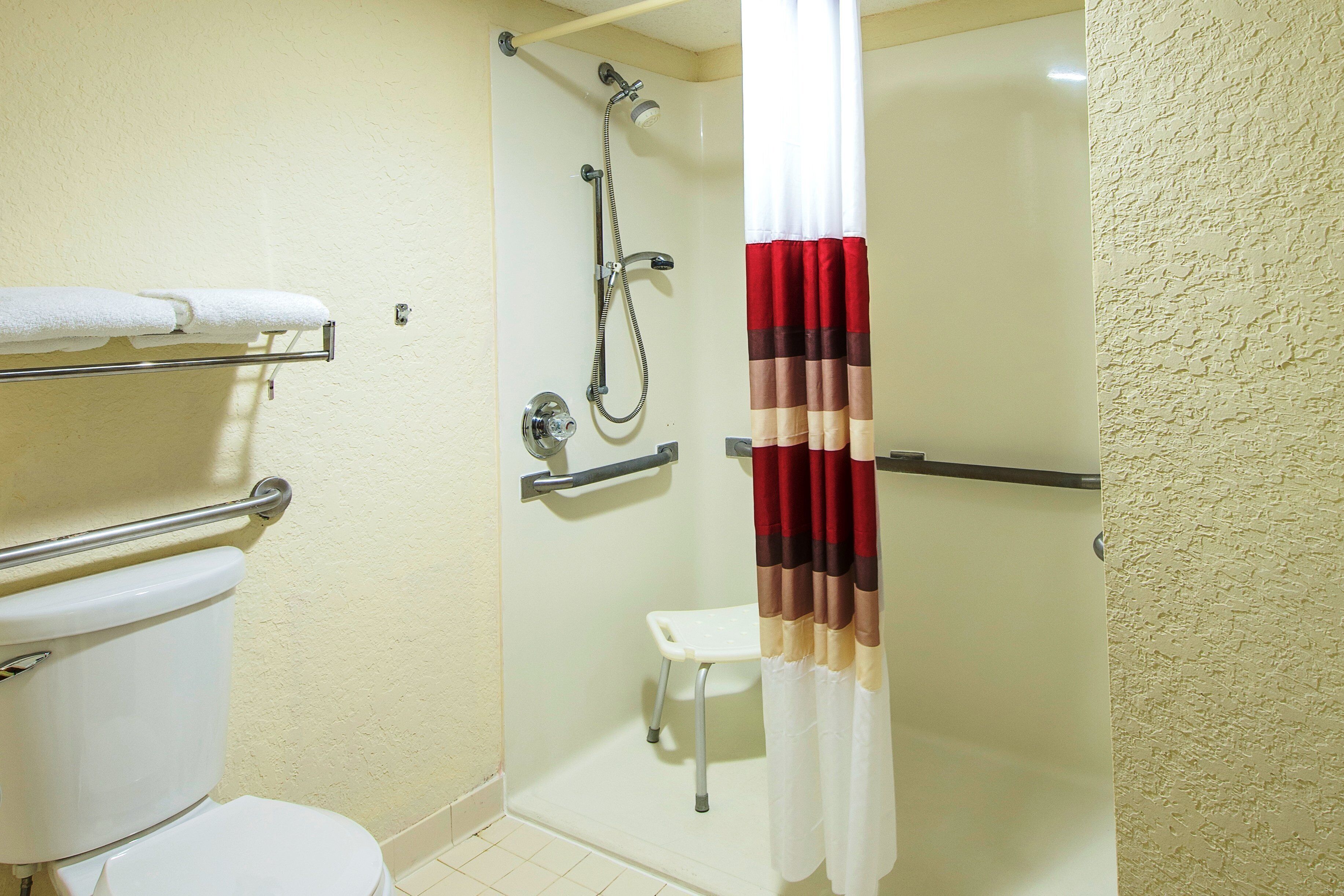 combined shower/bathtub, hair dryer, towels