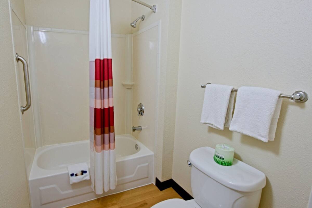 combined shower/bathtub, hair dryer, towels