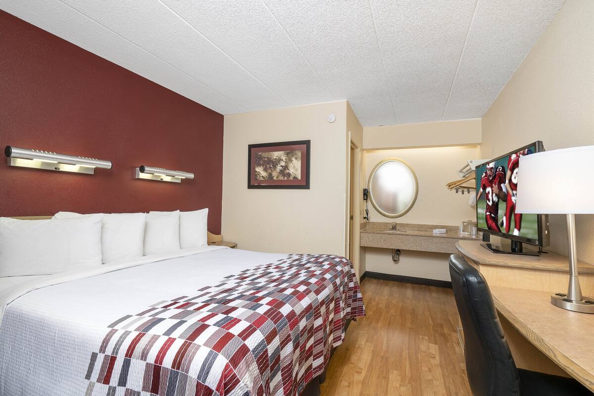 Standard Room, 1 King Bed (Smoke Free) | In-room safe, desk, blackout drapes, iron/ironing board (on request)