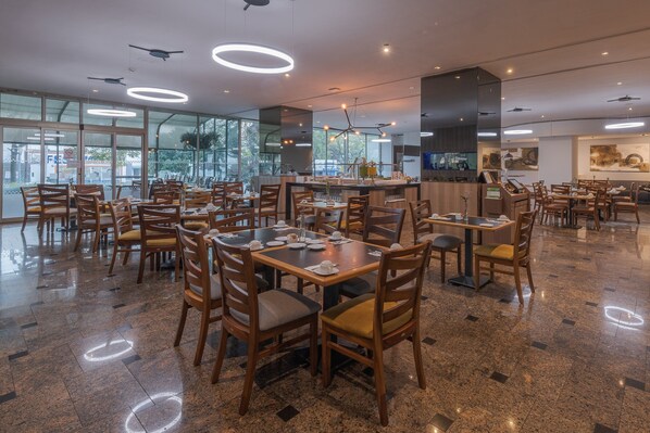 S'hi serveixen esmorzars, dinars, sopars i plats de cuina internacional 