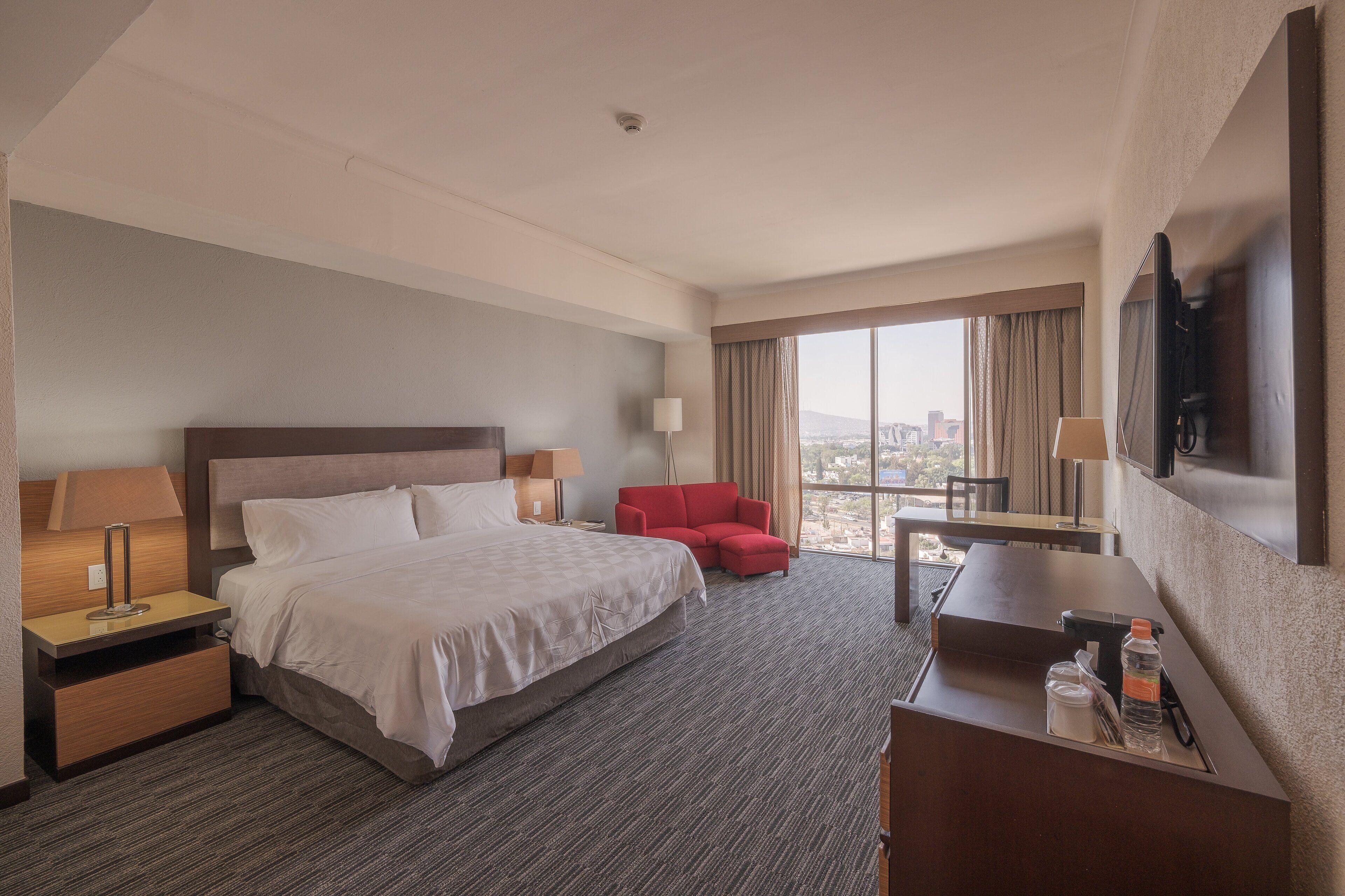 Zimmersafe, Schreibtisch, Verdunkelungsvorhänge, Bügeleisen/Bügelbrett