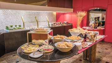 Breakfast, lunch, dinner served; international cuisine