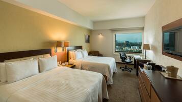 Een kluis op de kamer, een bureau, verduisterende gordijnen