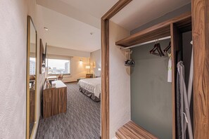 In-room safe, desk, blackout drapes, iron/ironing board - Holiday Inn Select - Guadalajara by IHG (Guadalajara)