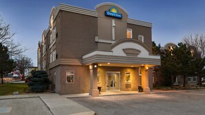Un hotel Days Inn con fachada de ladrillo, una entrada amplia y un exterior bien iluminado.