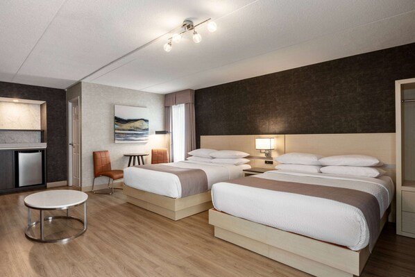 Deluxe Room, 1 King Bed, Non Smoking | Desk, blackout drapes, iron/ironing board, free cribs/infant beds