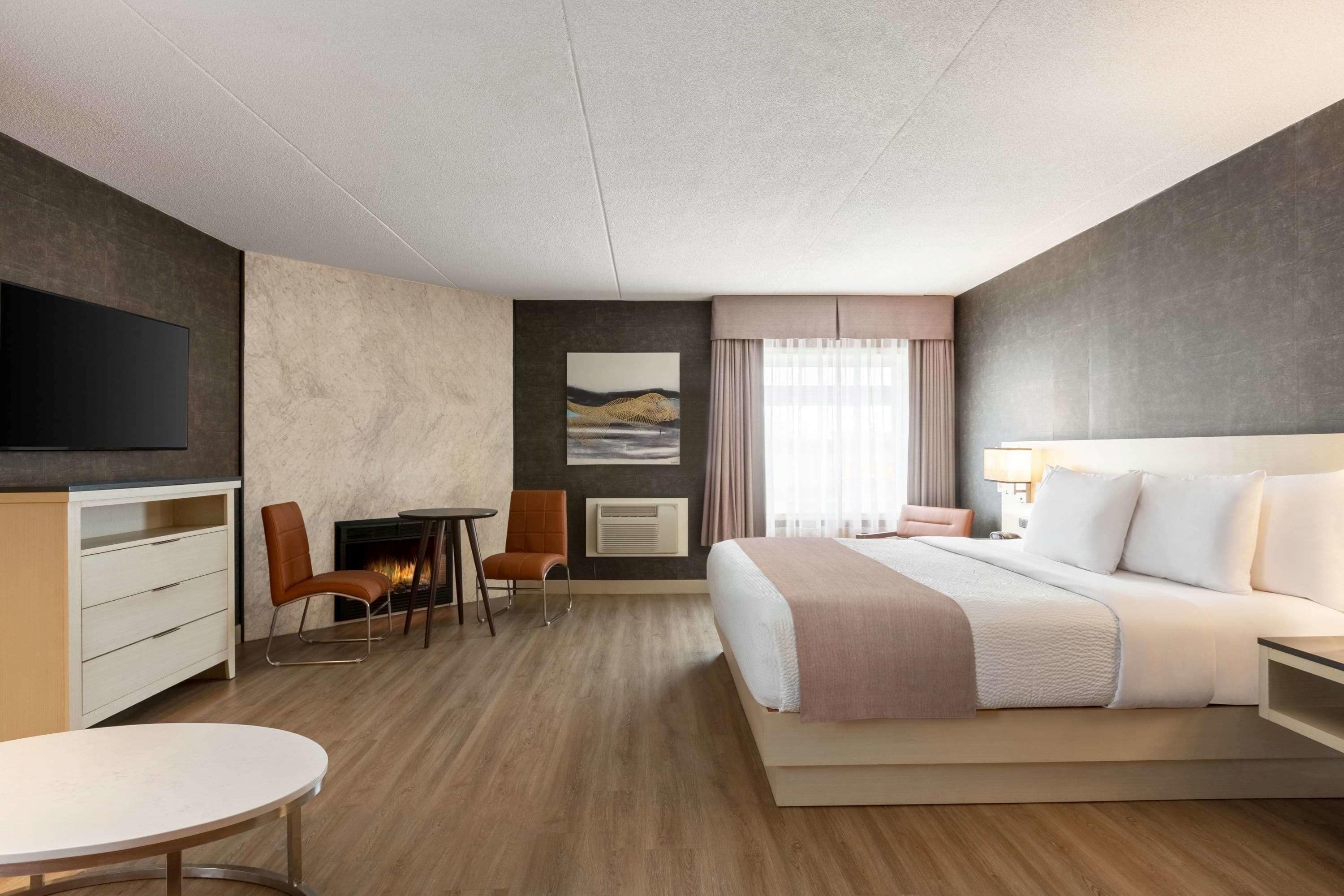 deluxe room, 1 king bed, non smoking | desk, blackout curtains, iron/ironing board, free cots/infant beds