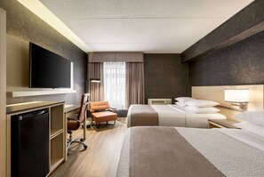 Chambre, 2 grands lits, non-fumeur | Bureau, rideaux d’obscurcissement, fer et planche à repasser