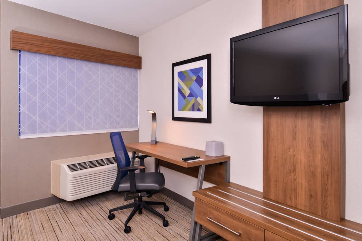 Premium bedding, in-room safe, desk, blackout drapes