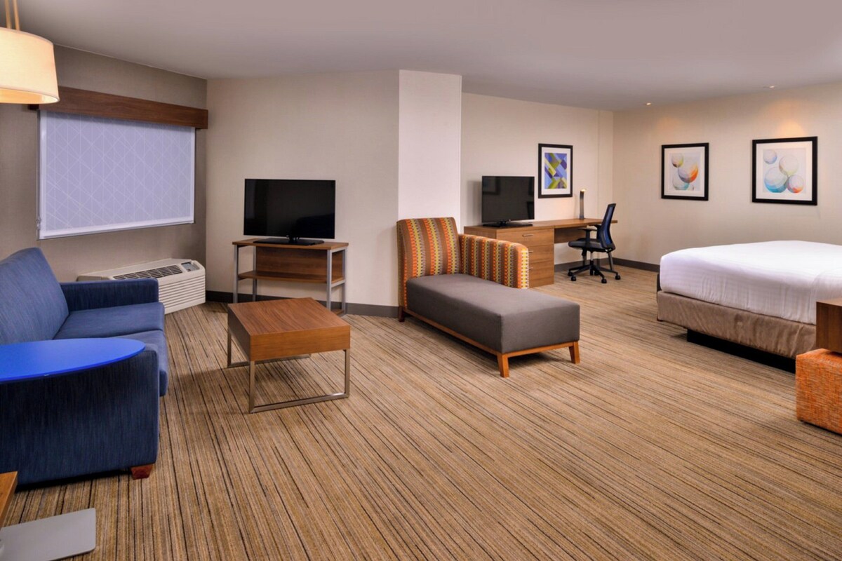 Suite, 1 King Bed with Sofa bed | Premium bedding, in-room safe, desk, blackout drapes