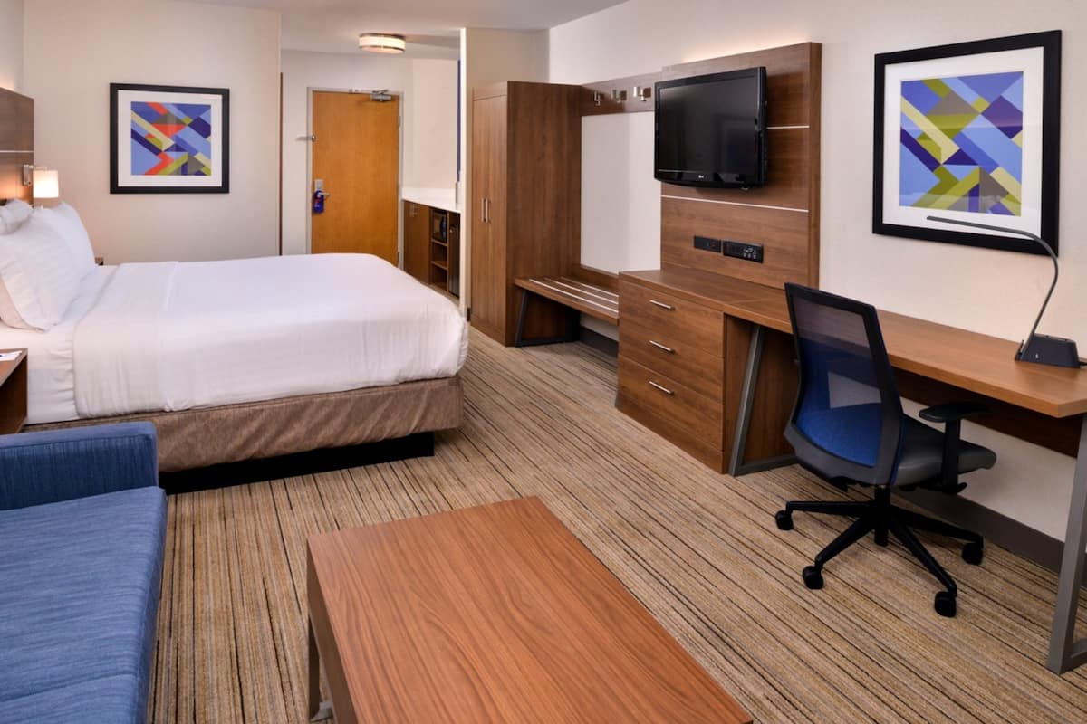Premium bedding, in-room safe, desk, blackout drapes