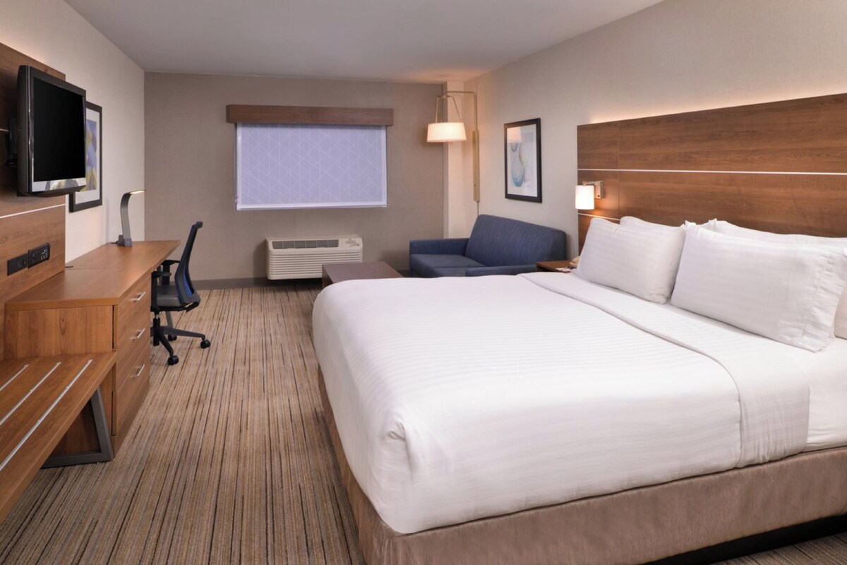 Standard Room, 1 King Bed with Sofa bed (Extra Floor Space) | Premium bedding, in-room safe, desk, blackout drapes