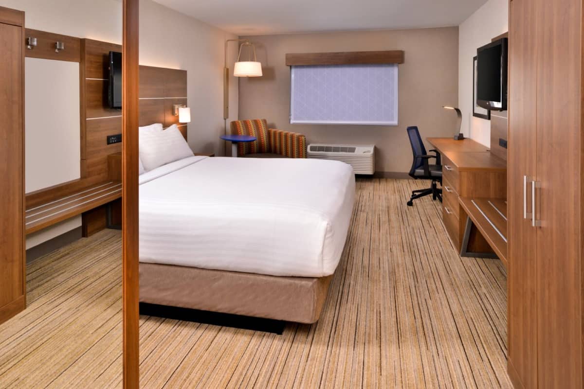 Premium bedding, in-room safe, desk, blackout drapes