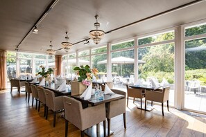 Petit-déjeuner, déjeuner et dîner servis sur place, vue sur le jardin