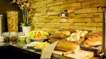 Café da manhã com buffet todos os dias (EUR 17.50 por pessoa)