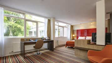 Suite junior | Escritorio, cortinas opacas, tabla de planchar con plancha y wifi gratis