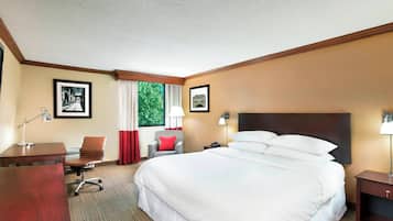 Escritorio, espacio para trabajar con laptop y cortinas blackout