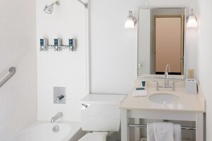 Bañera con ducha, artículos de tocador de diseñador, secador de pelo